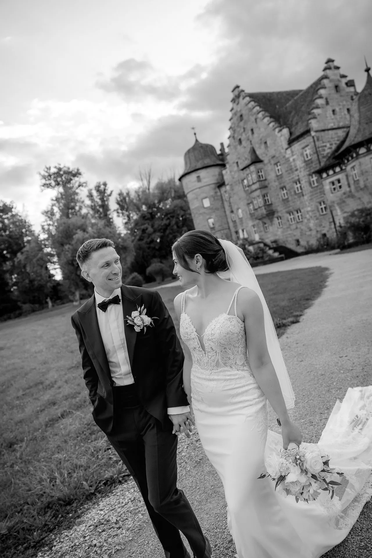 Couple in love in front of Schloss Eyrichshof at evening wedding in black and white photography