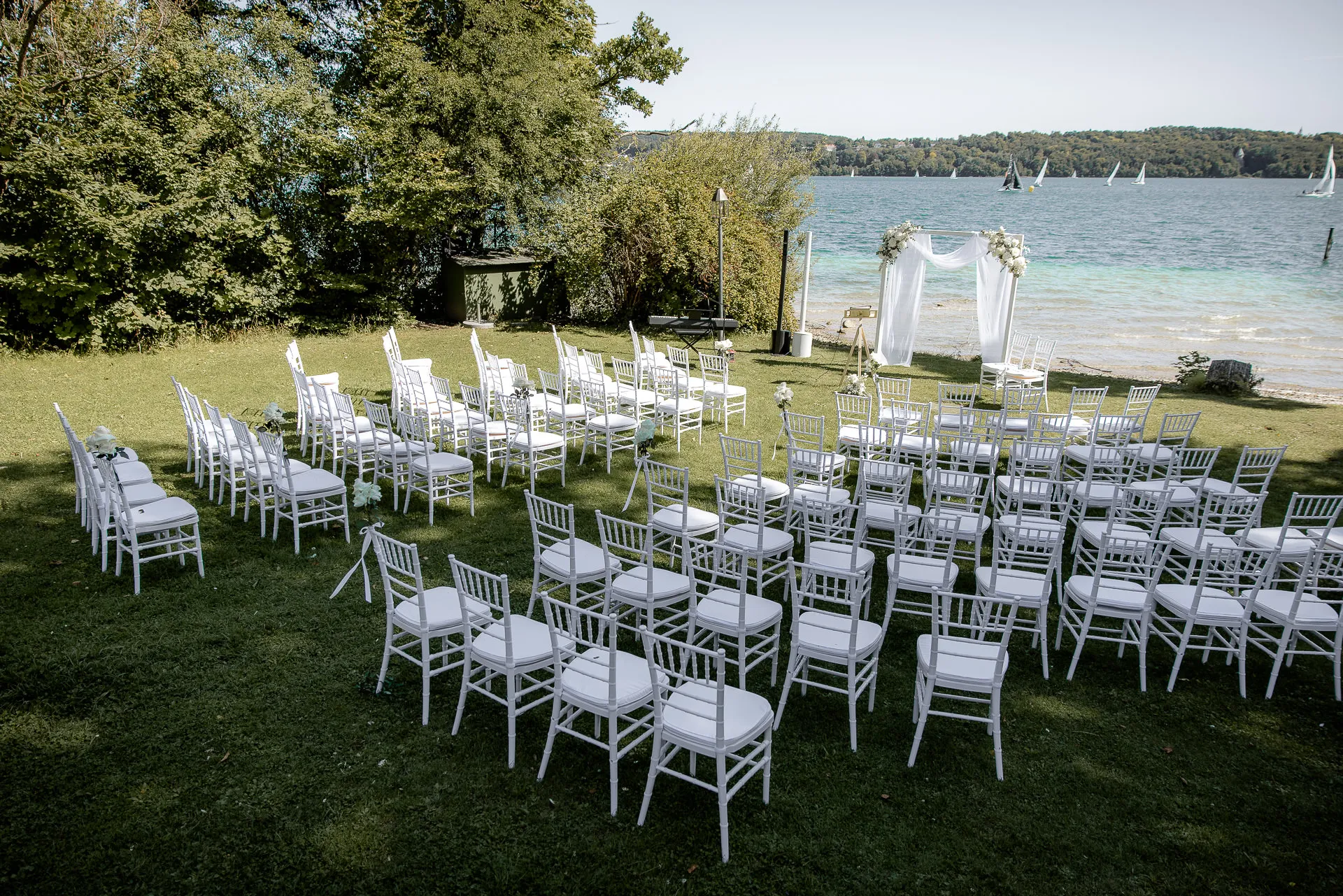 Dream ceremony directly on Lake Starnberg with white Chiavari chairs