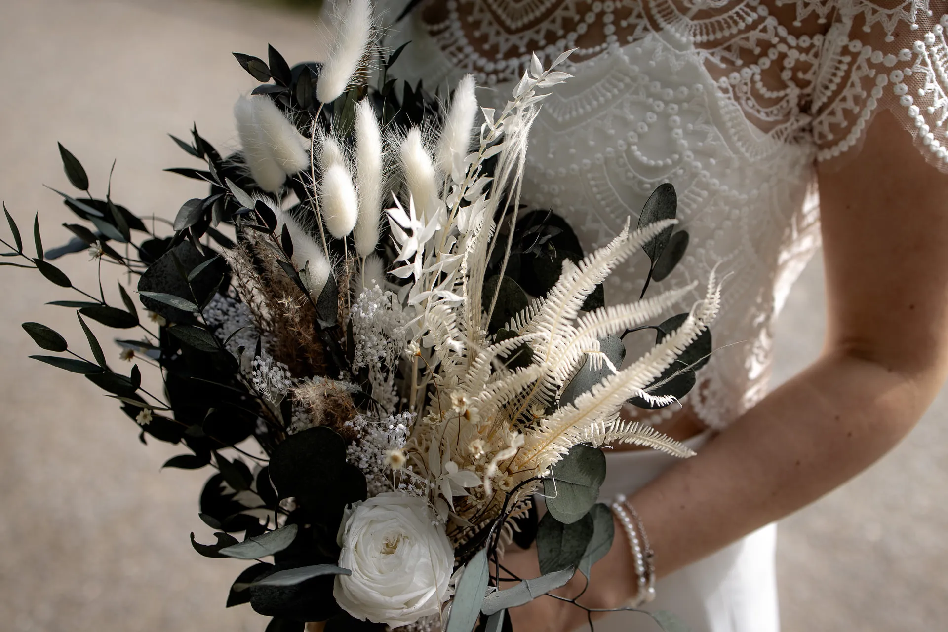 Boho bridal bouquet with pampas grass and eucalyptus – natural wedding photography