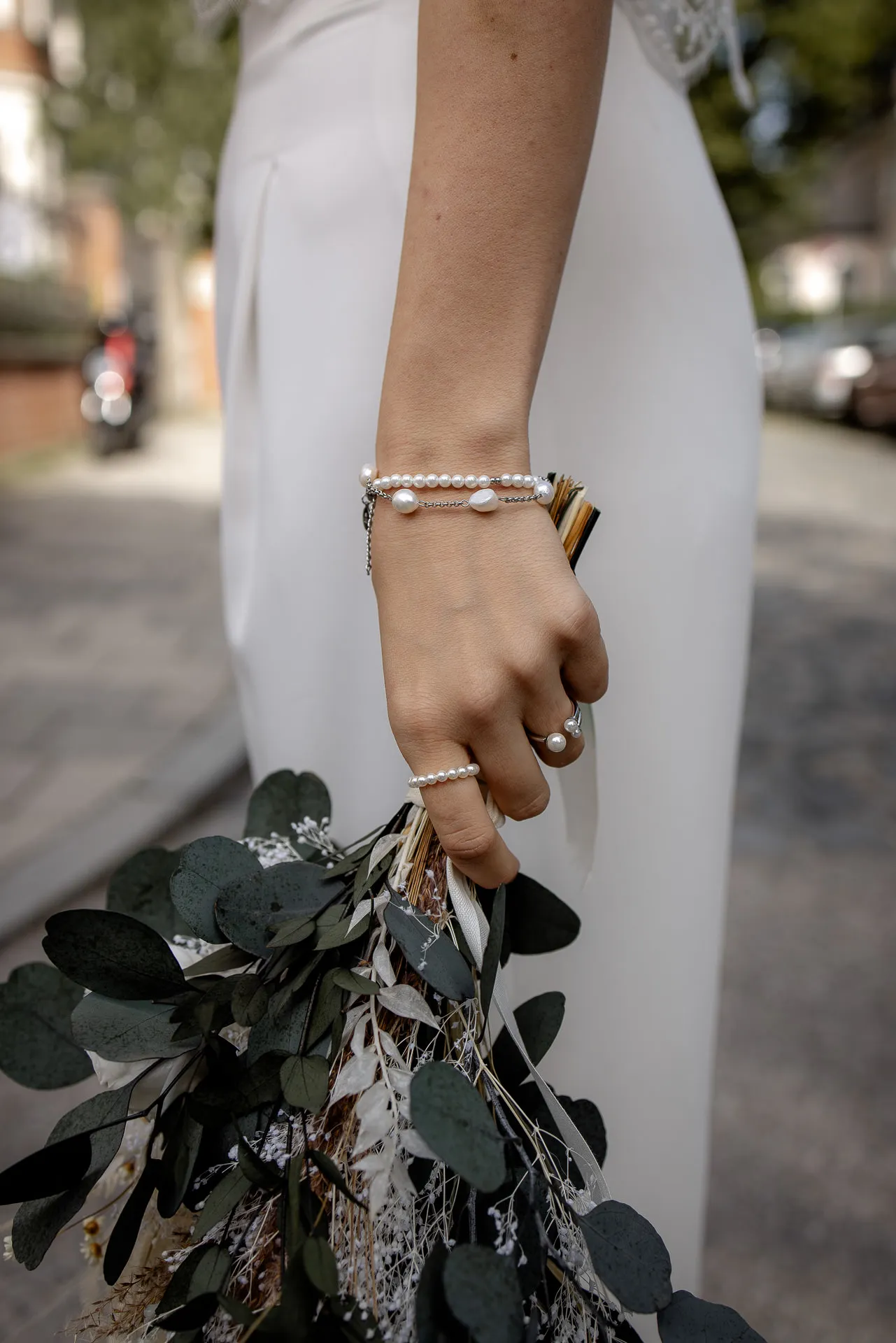 Bridal detail with pearl bracelet and boho bouquet – wedding photography Munich