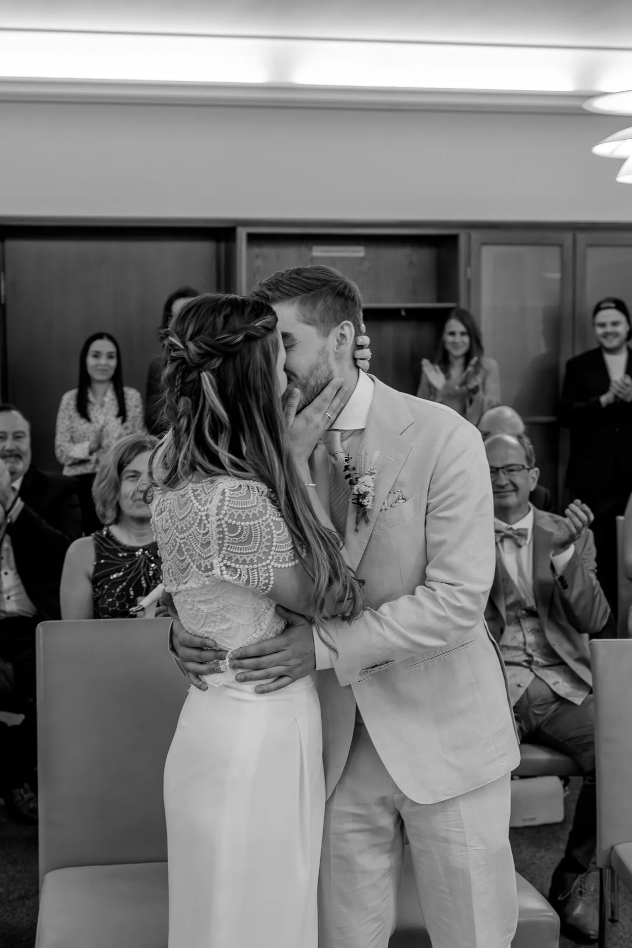 First kiss as married couple at Standesamt Mandlstraße Munich – emotional ceremony