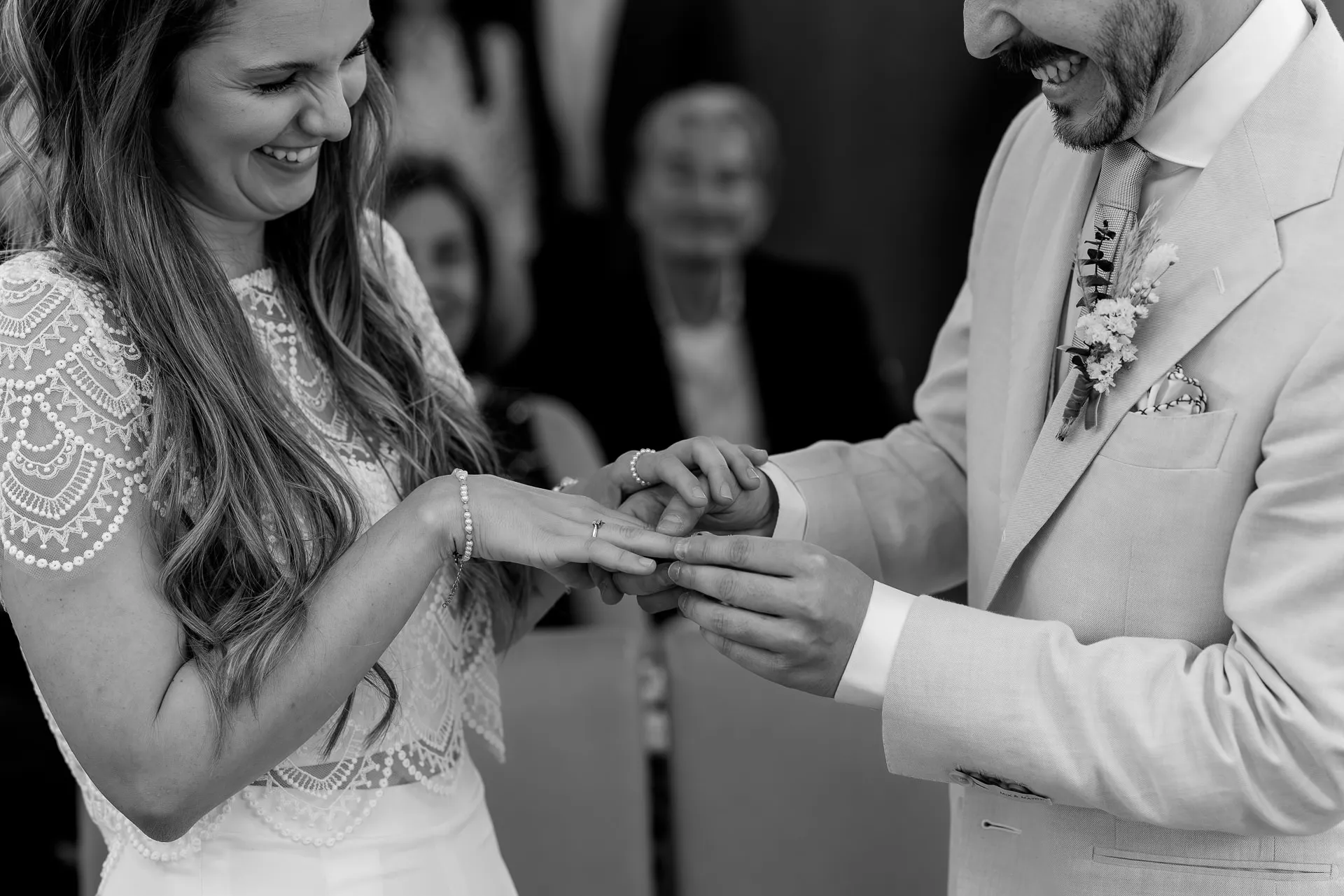 Ring exchange at Standesamt Mandlstraße Munich – emotional wedding photography