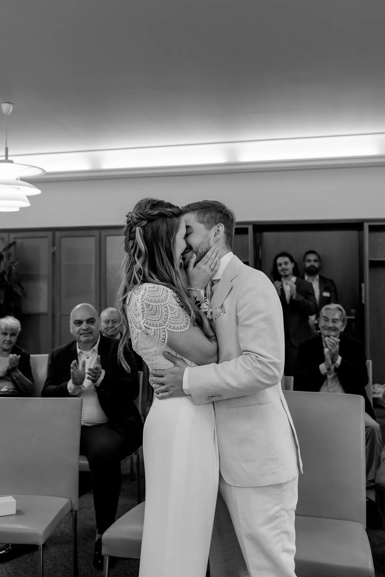 Ceremony kiss at Standesamt Mandlstraße Munich – wedding photography in black and white