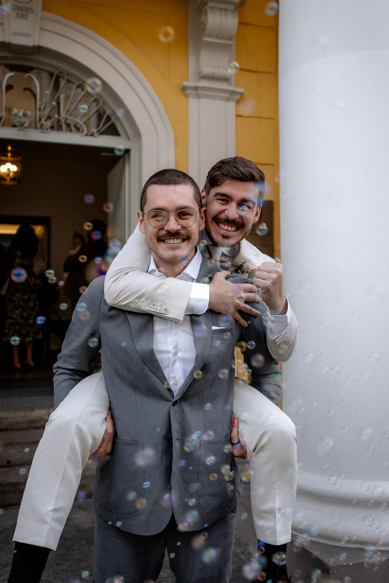 Groom with wedding guest in front of Standesamt Mandlstraße Munich