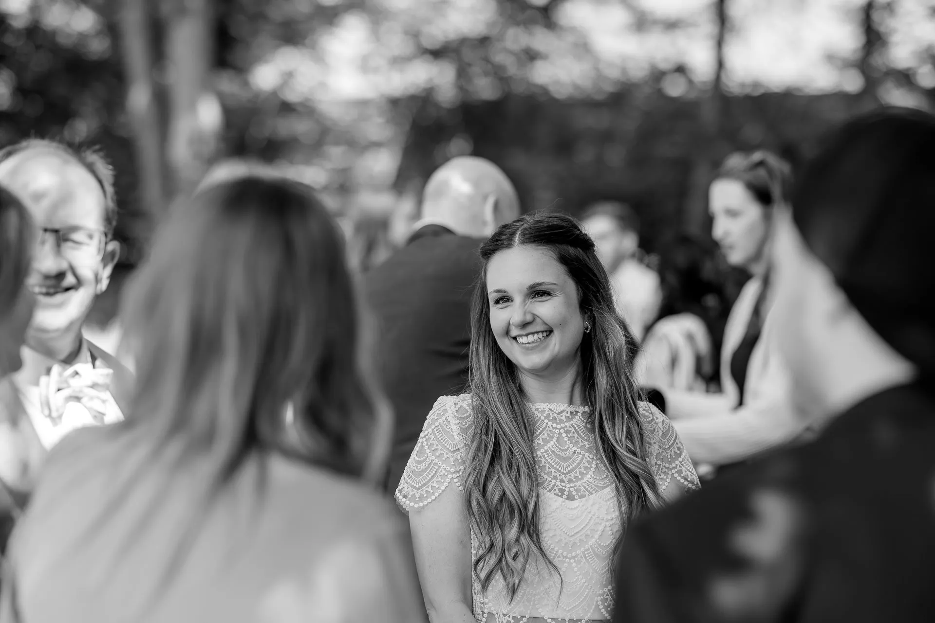 Radiant bride with wedding guests in Englischer Garten – authentic photography
