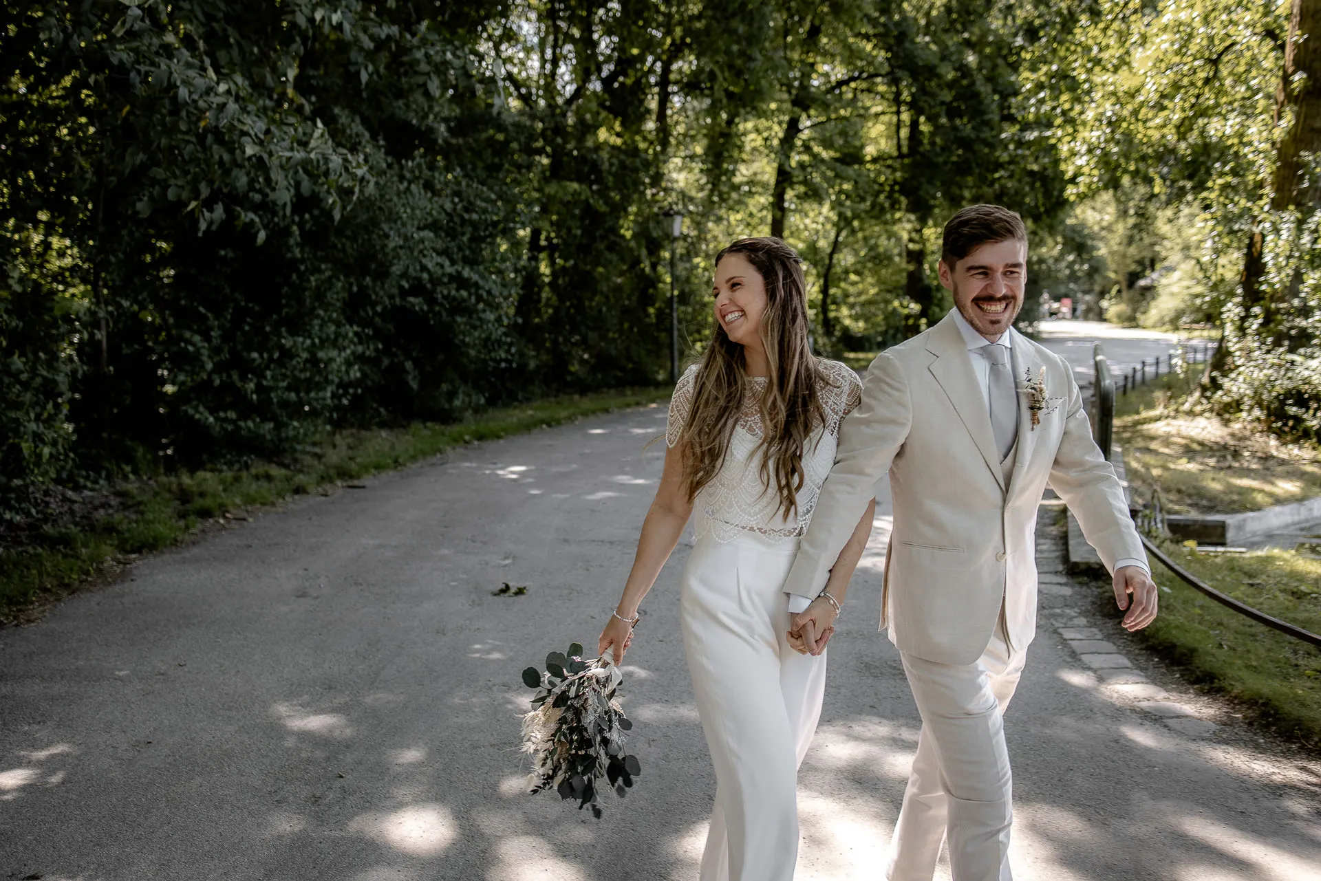 Walk in Englischer Garten Munich – natural wedding photography