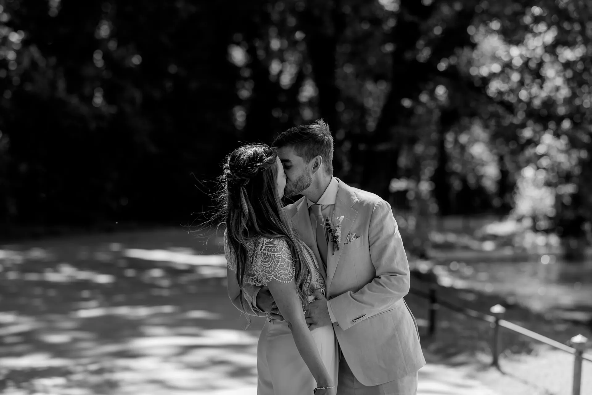 Romantic kiss in sunlight – wedding photography in black and white
