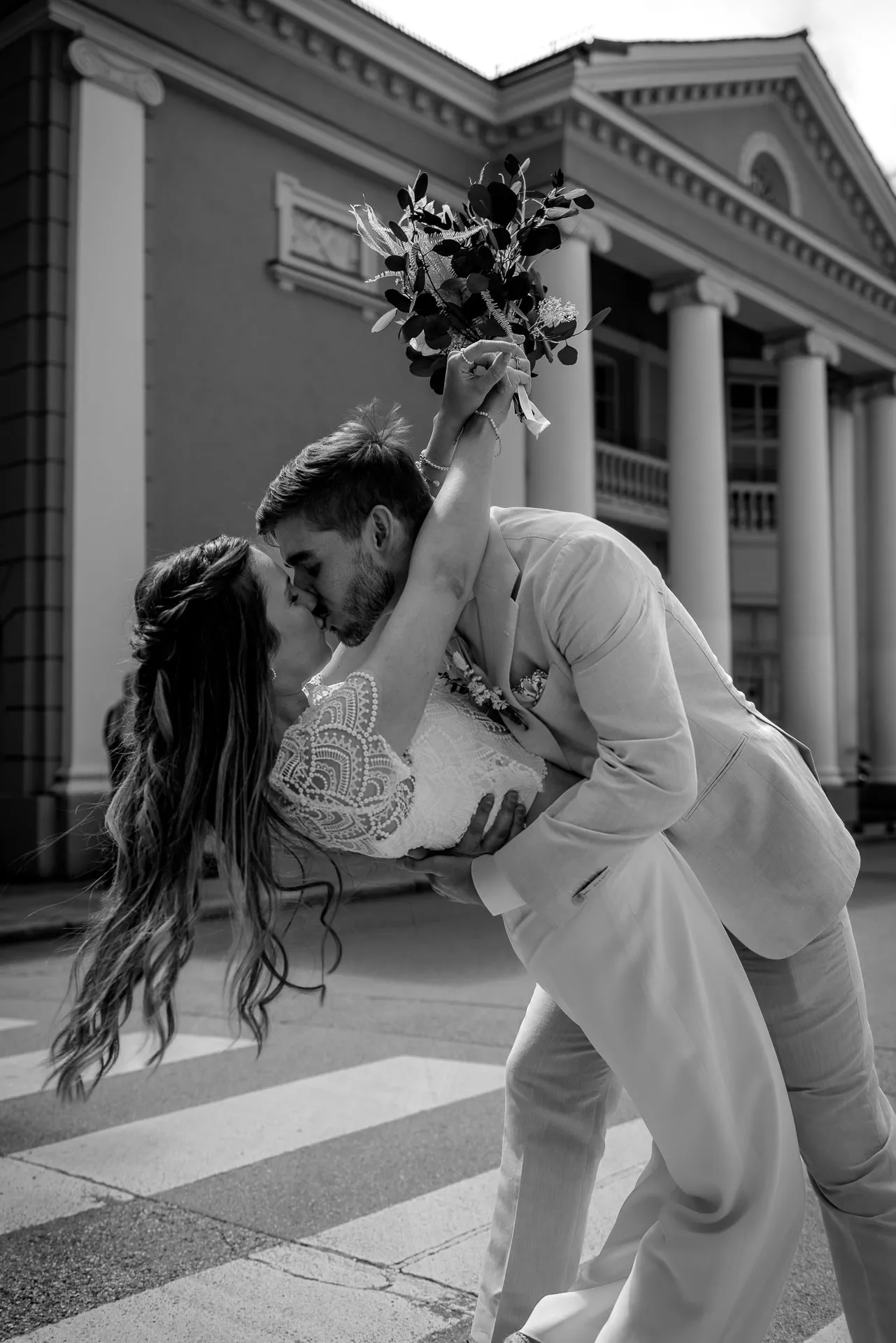 Dip kiss in front of Standesamt Mandlstraße Munich – emotional wedding photography