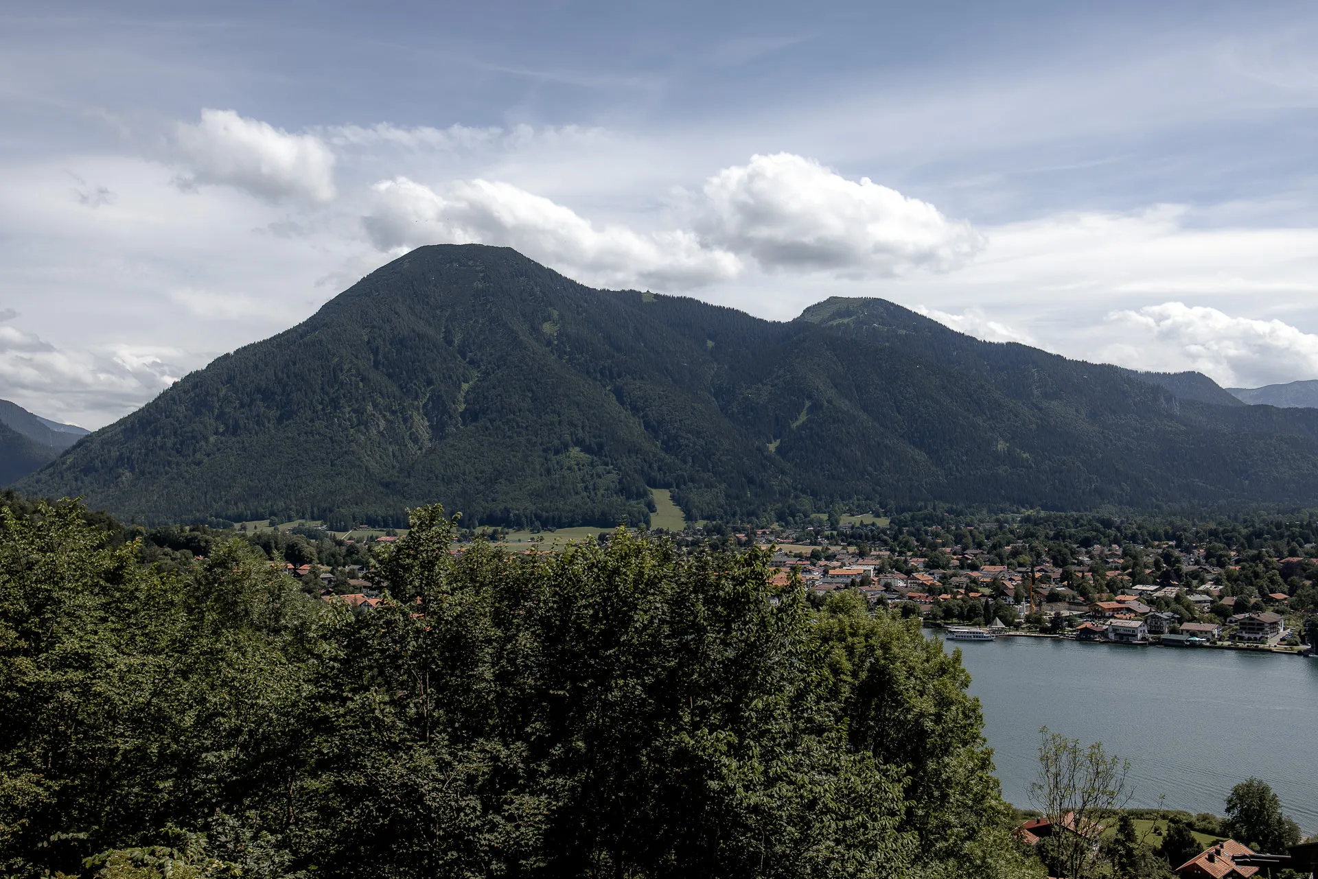 Lake Tegernsee mountain panorama with lake view – wedding location Leeberghof