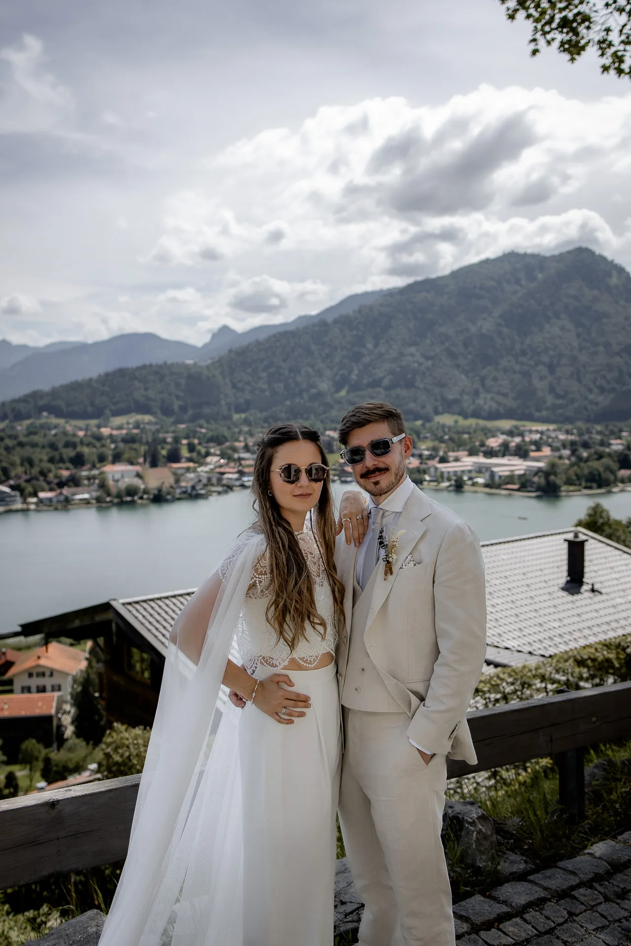 Cool couple portrait at Lake Tegernsee with mountain panorama – modern wedding photography Leeberghof