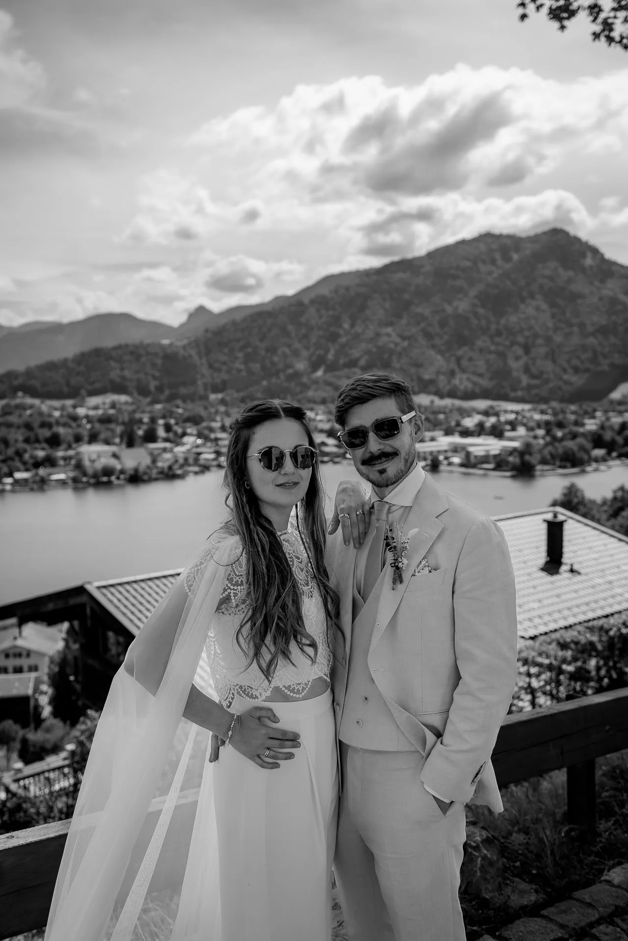 Modern couple portrait at Lake Tegernsee in black and white – artistic wedding photography