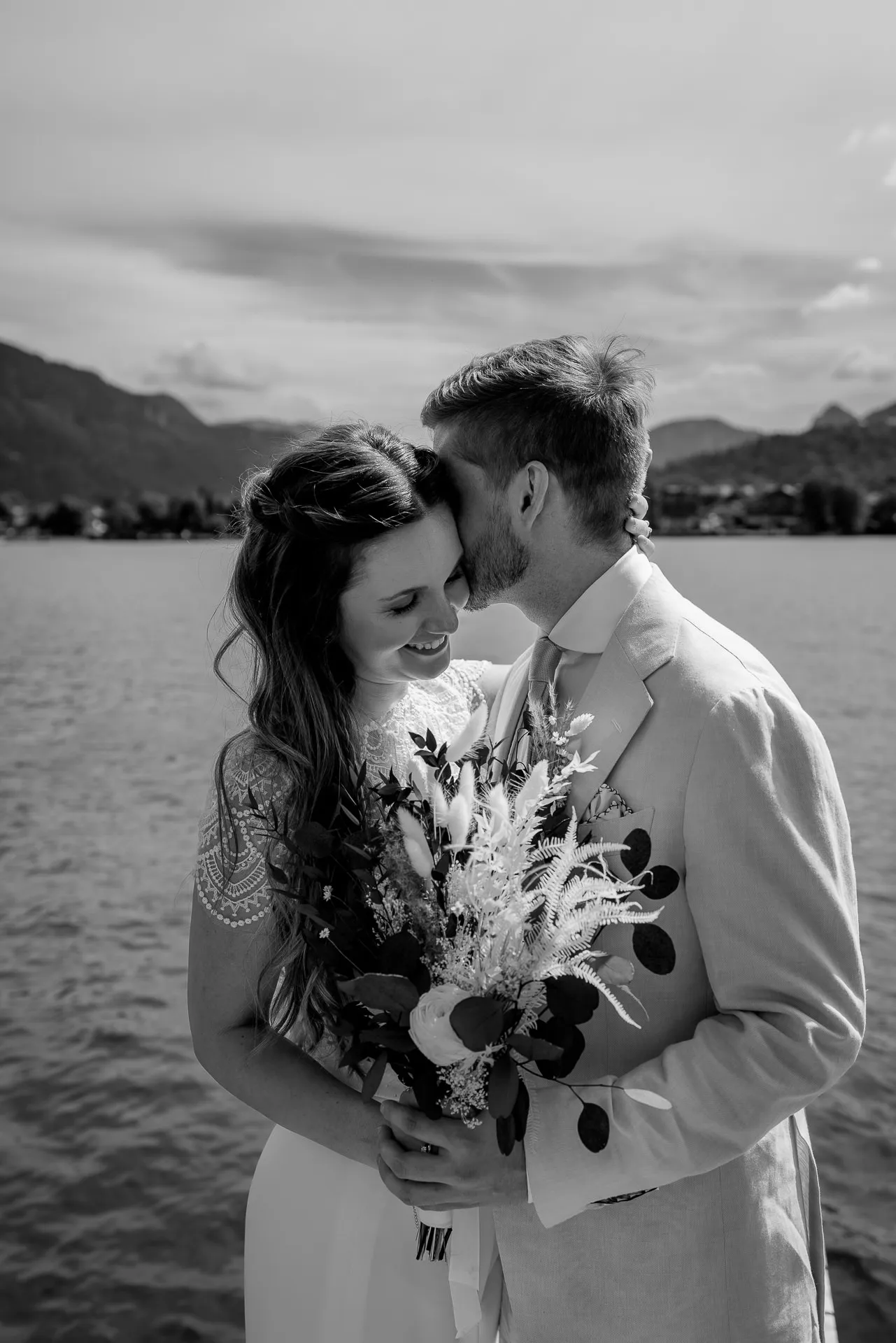 Intimate couple moment at Lake Tegernsee in black and white – timeless wedding photography