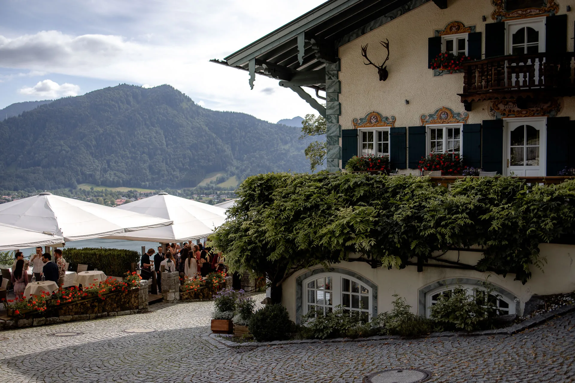 Wedding party at Leeberghof with Lake Tegernsee panorama – dream wedding venue Bavaria