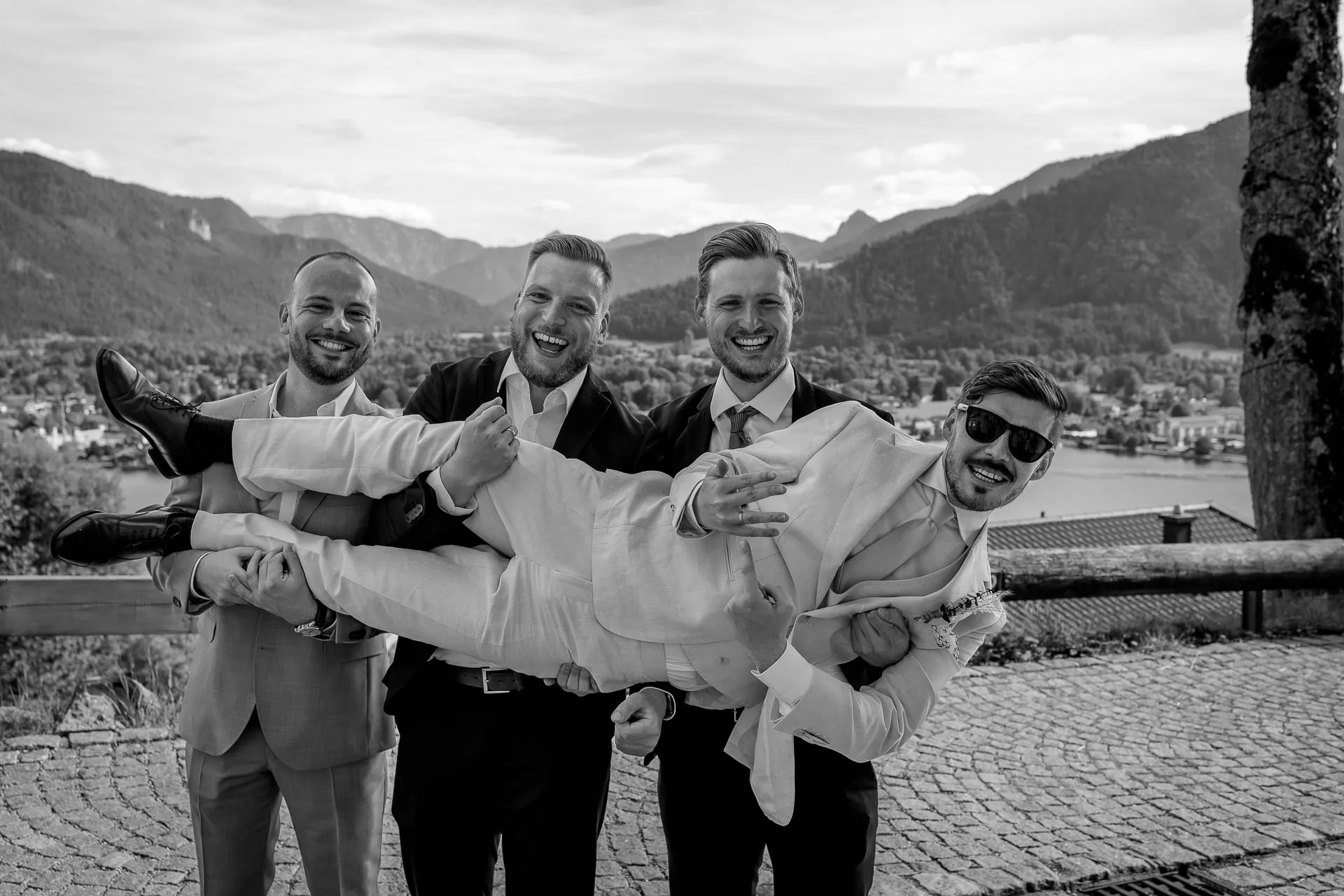 Groom with groomsmen at Lake Tegernsee – fun wedding photography in black and white