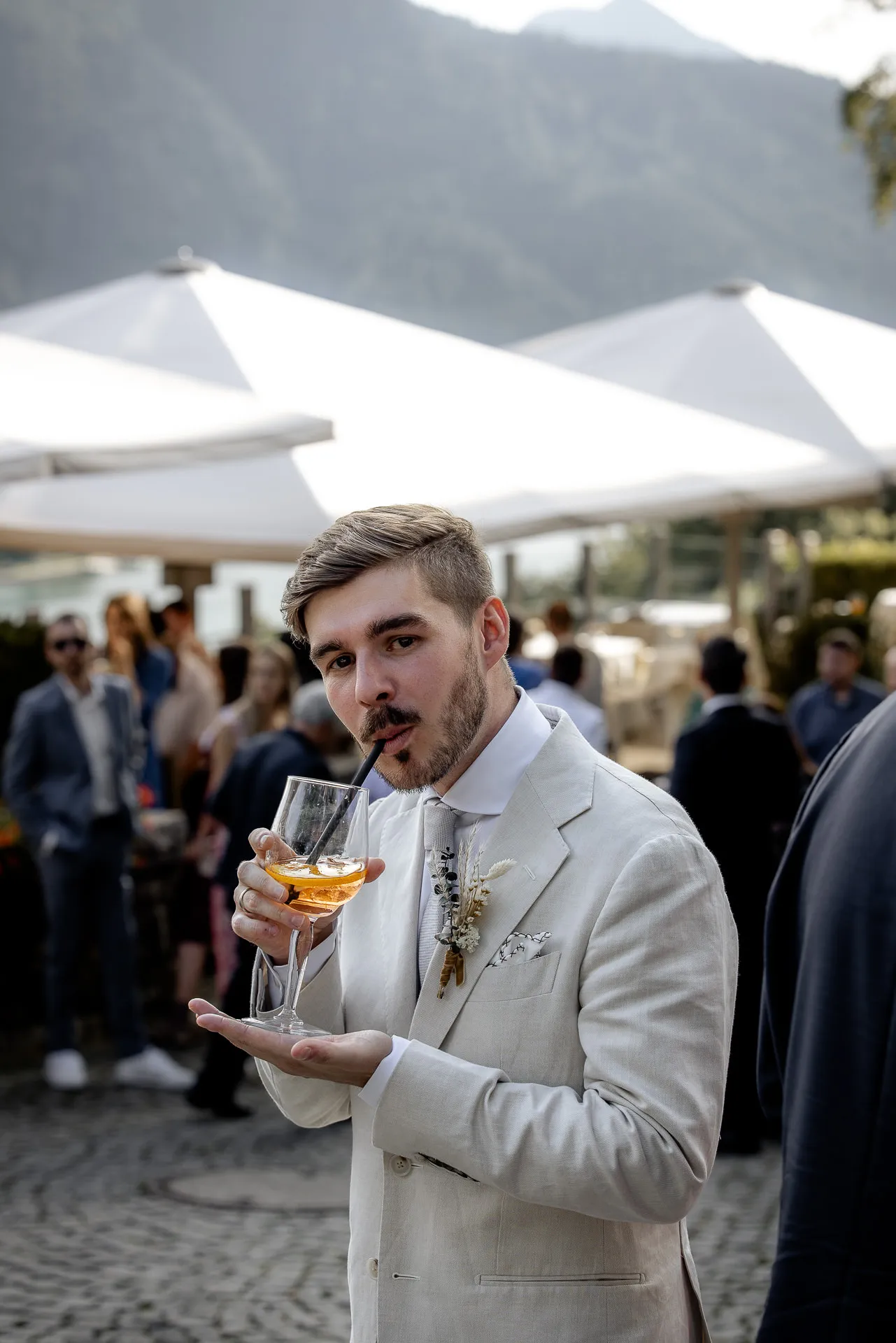 Groom with champagne at wedding celebration at Leeberghof on Lake Tegernsee – natural wedding photography