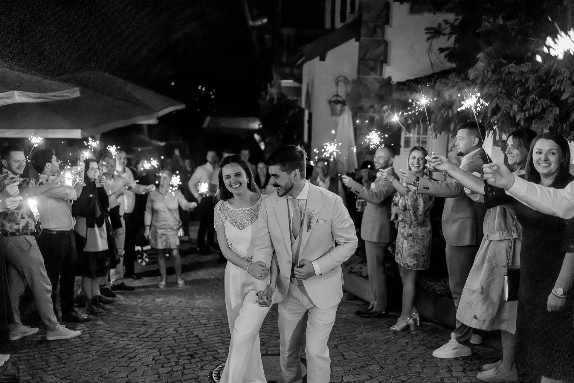 Sparkler send-off for couple in the evening at Leeberghof – magical wedding photography in black and white