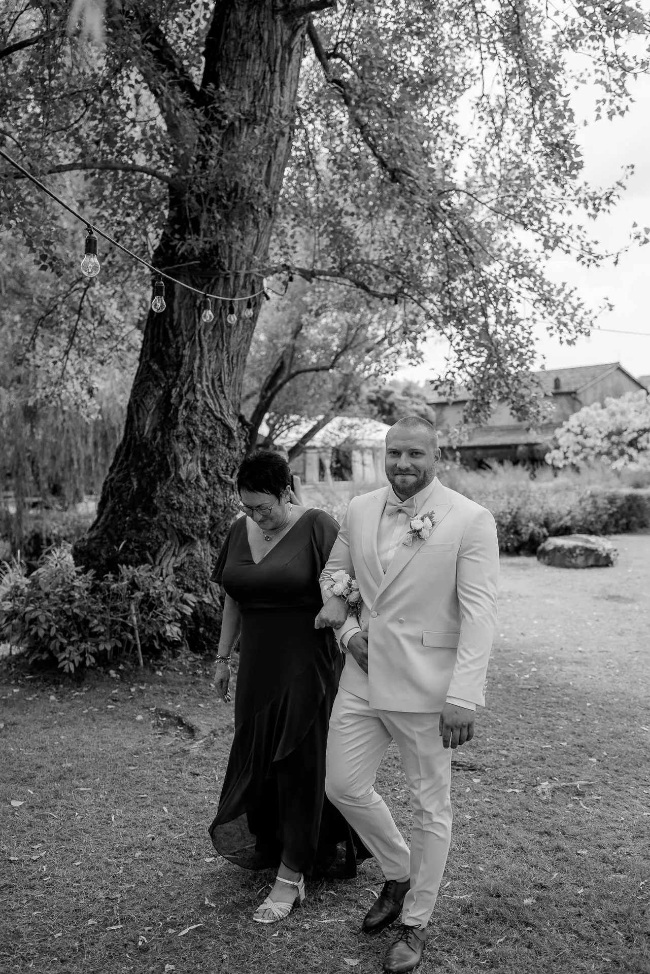 Emotional moment of groom with companion in the garden of La Finestra sul Fiume