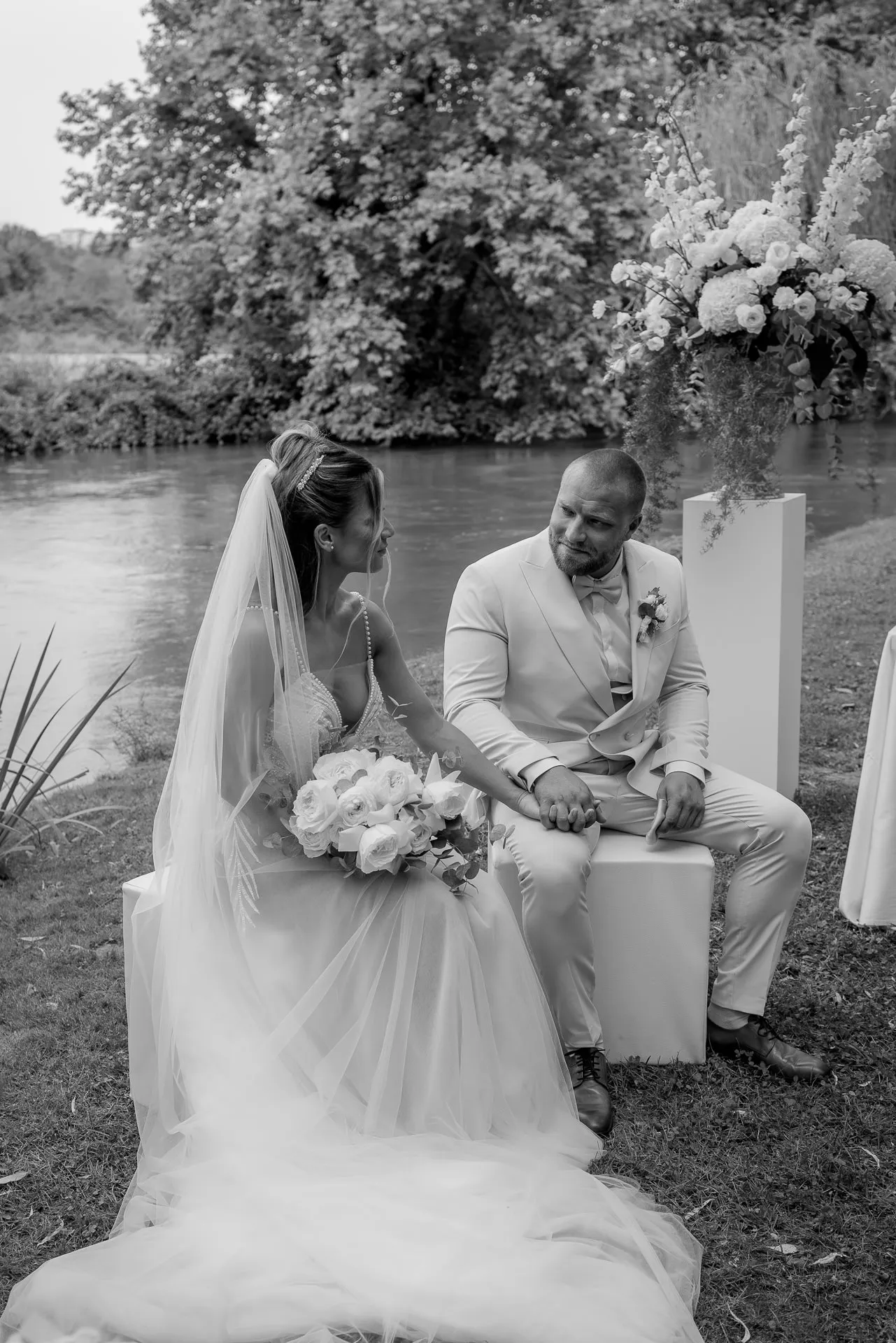 Wedding couple during ceremony by the riverside at La Finestra sul Fiume