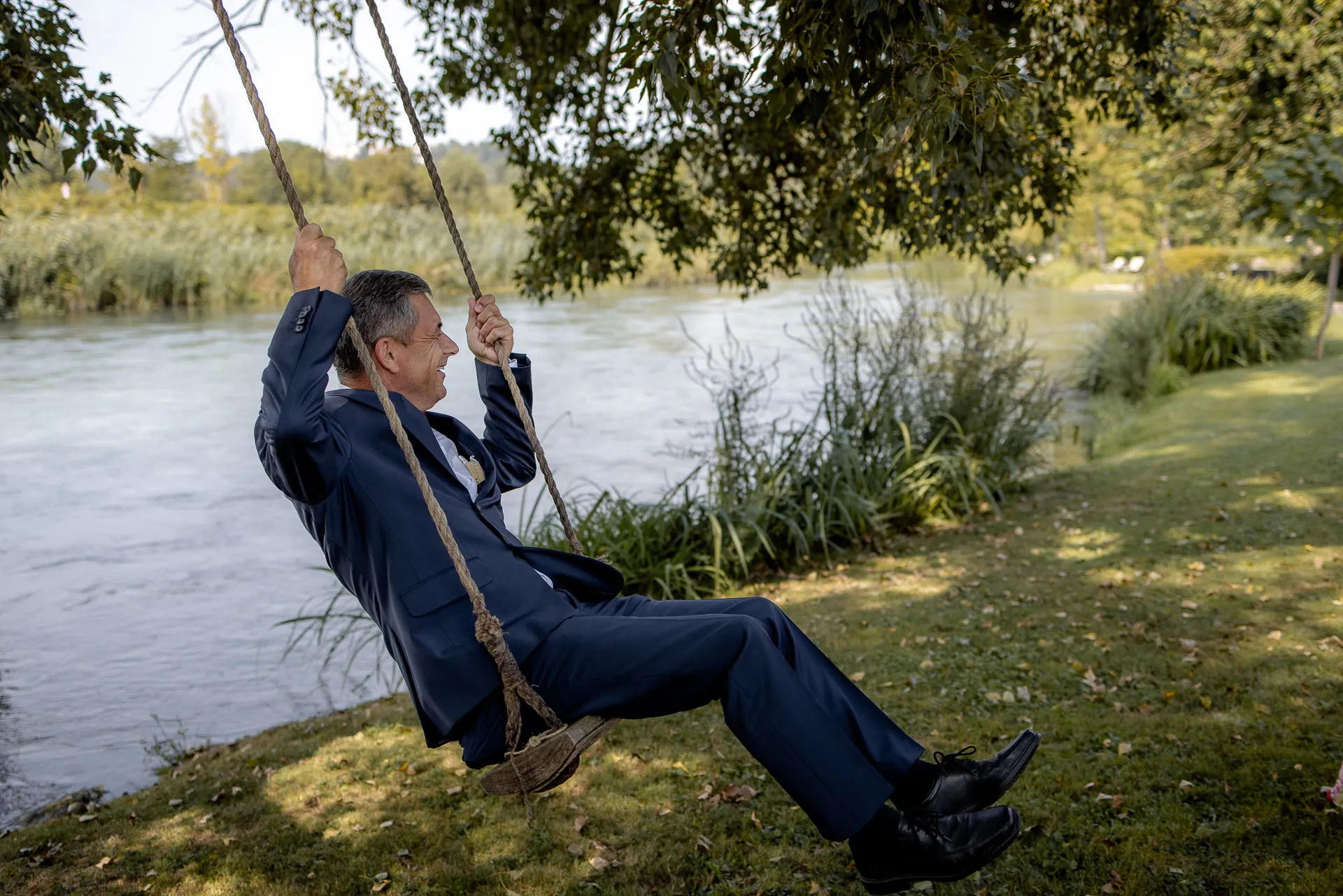 Wedding guest on swing by the river at La Finestra sul Fiume