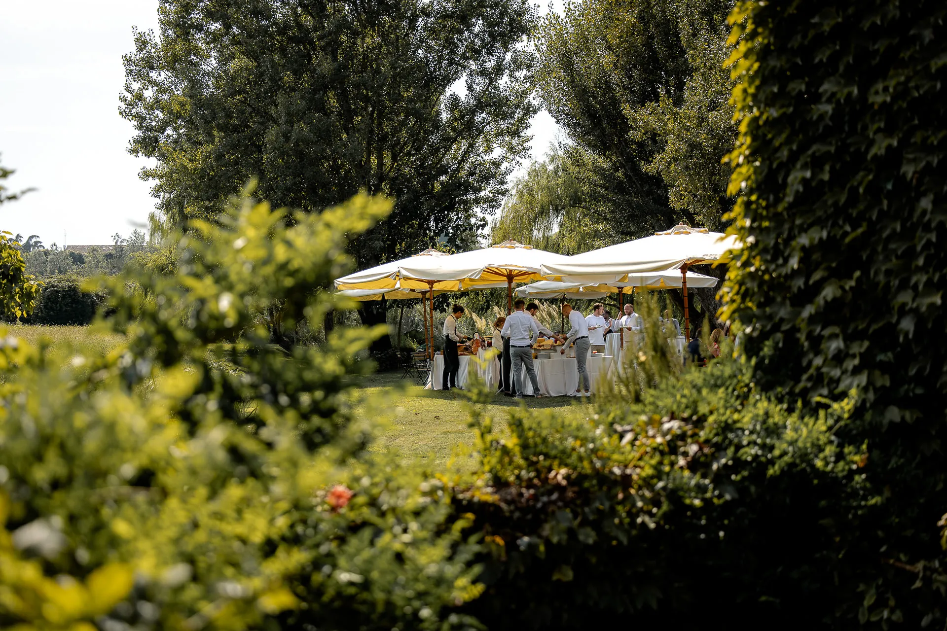 Wedding party under pavilion in lush garden at La Finestra sul Fiume