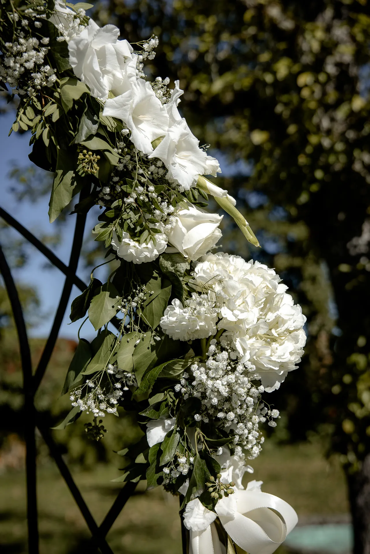 Elegant white floral decoration for wedding ceremony at Gut Sonnenhausen country wedding