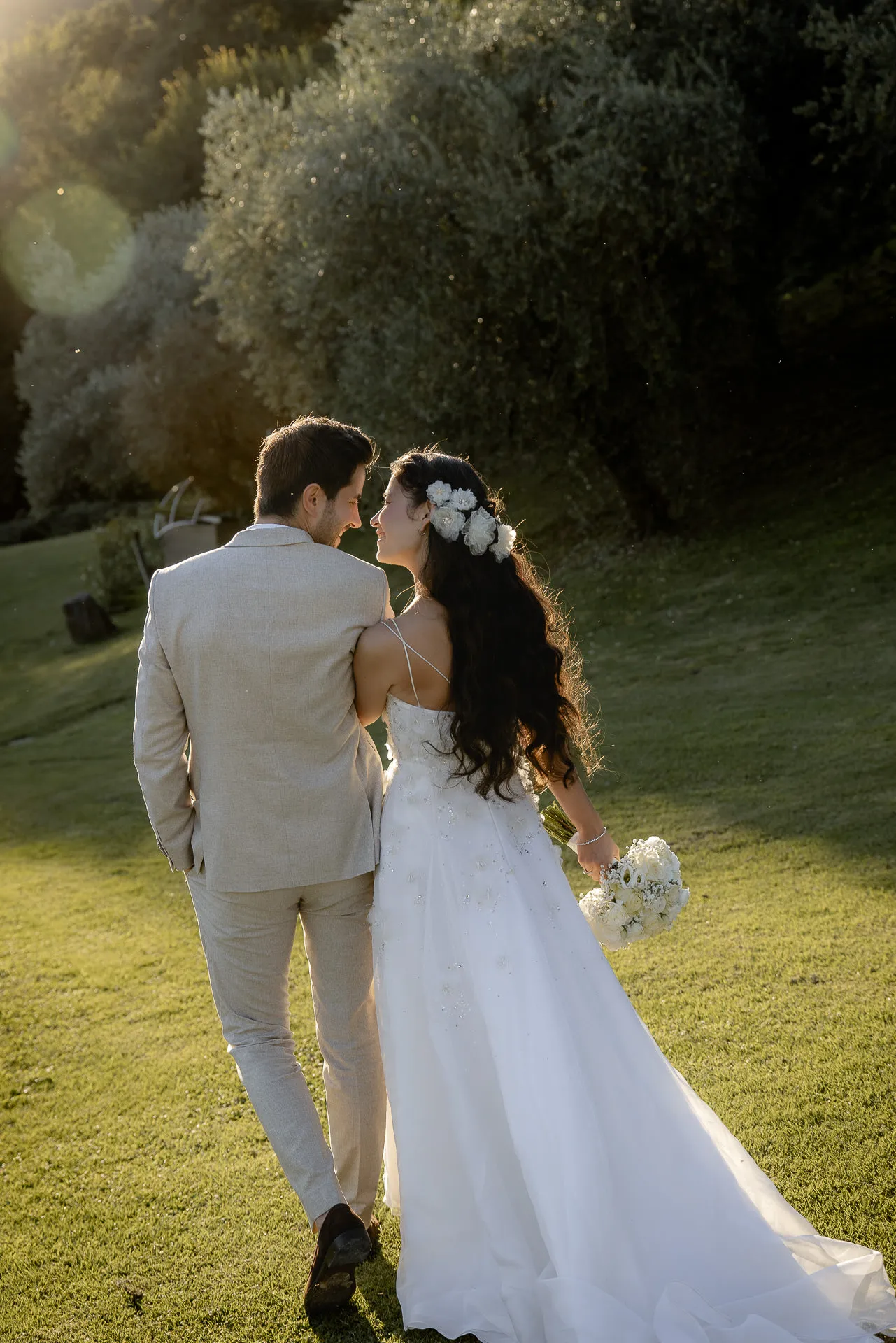 Wedding couple walking through park at golden sunset at Villa Cariola