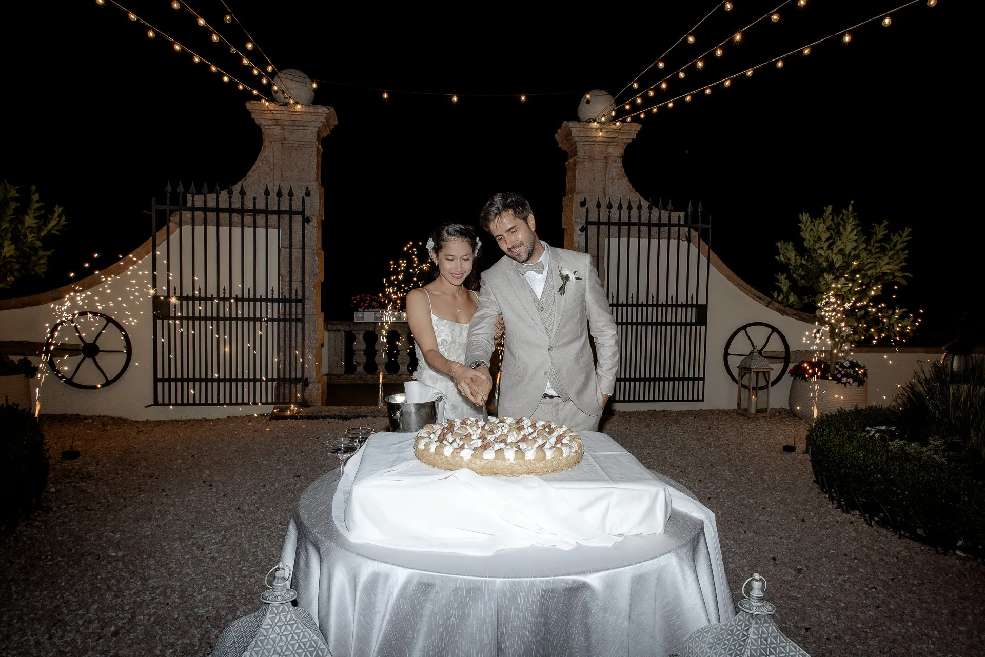Bride and groom kissing at wedding ceremony in Villa Cariola